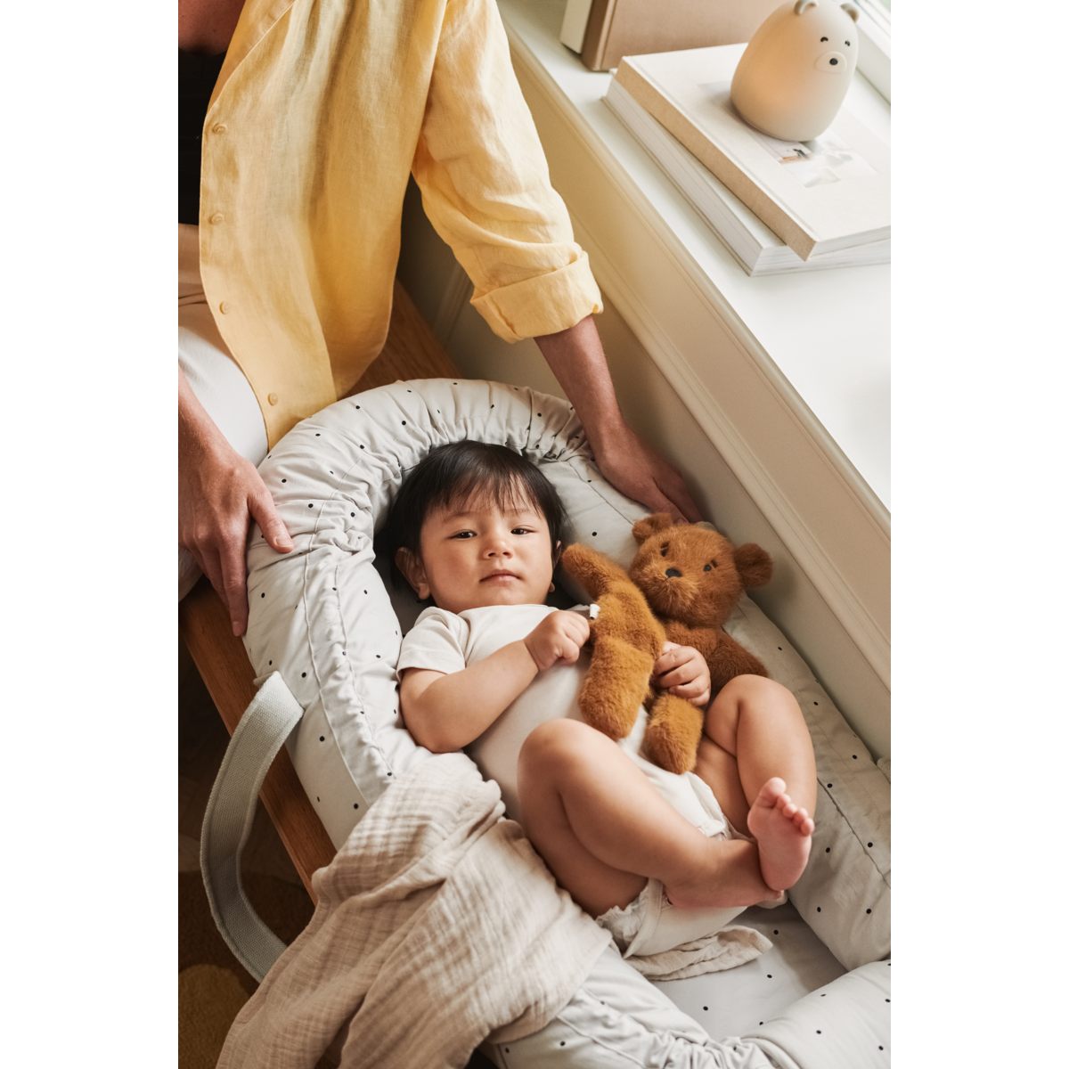 Gro Babylift and Baby Nest - Classic dot dumbo grey