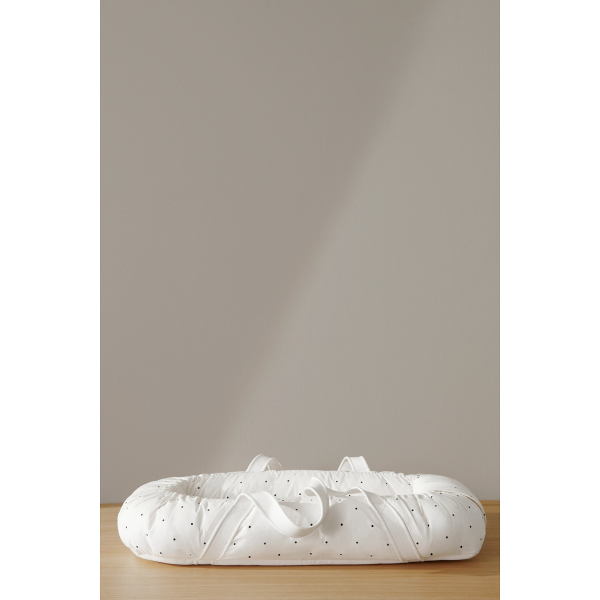 Gro Babylift and Baby Nest - Classic dot creme de la creme